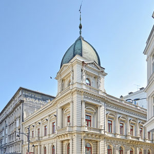biały budynek pod niebem