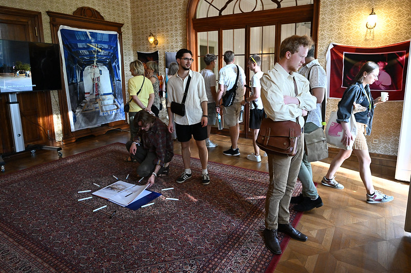 Zwiedzanie wystawy Fotofestiwalu w Pałacu Biedermanna
