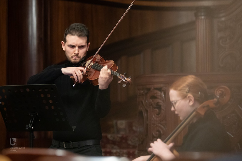 Skrzypek i pianistka podczas koncertu