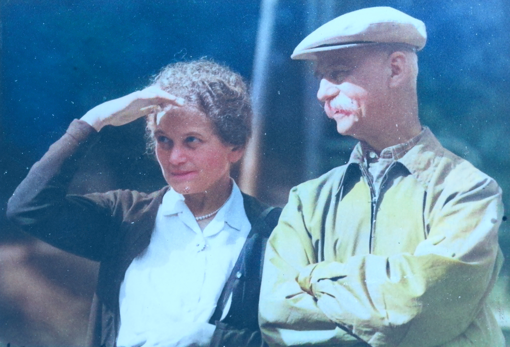 Na zdjęciu widać kobietę i mężczyzną patrzących w dal. Kobieta trzyma uniesioną dłoń nad czołem i przysłania oczy przed słońcem. Są to prof. Tadeusz Kotarbiński z żoną.