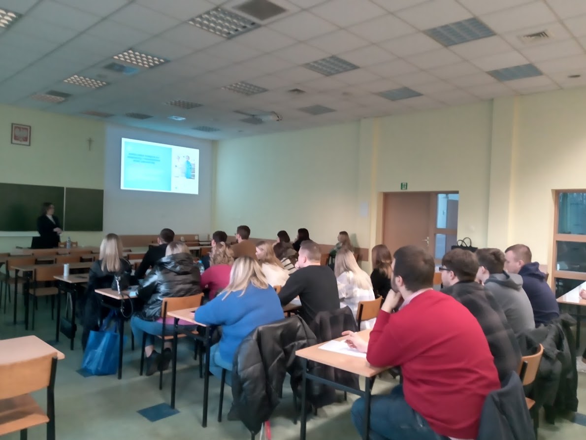 Na obrazku przedstawiona sala wykładowa w trakcie wykładu