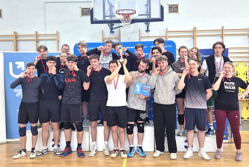 drużyny na podium turnieju siatkarskiego