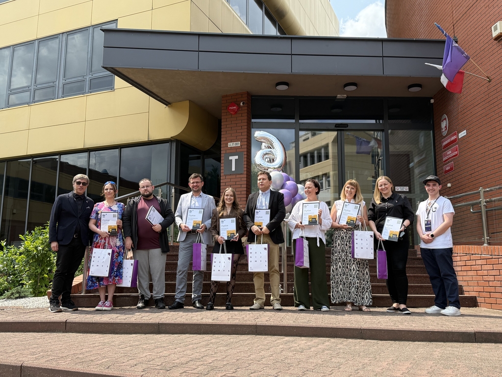 ludzie stojący do zdjęcia z prezentami 