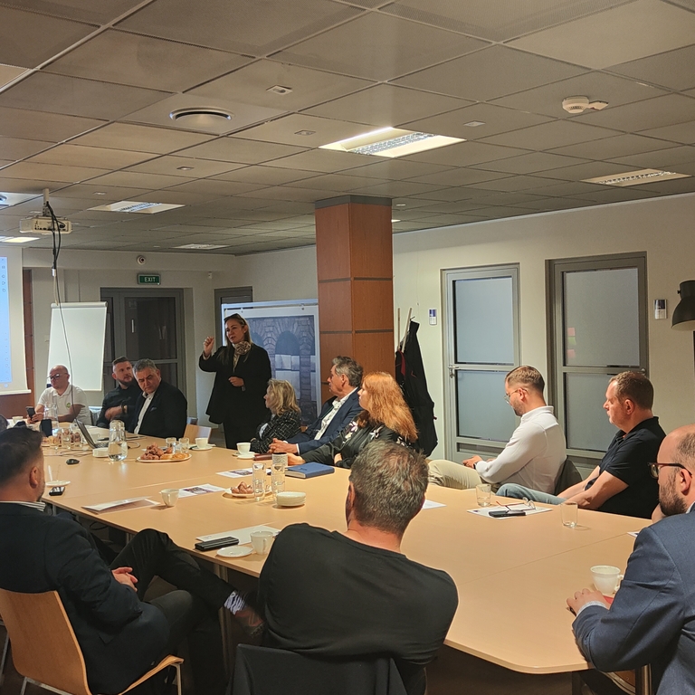 Zdjęcie ze spotkania RB, Pani Monika Borowiecka opowiada o startupach a członkowie RB obecni na zebraniu przysłuchują się 