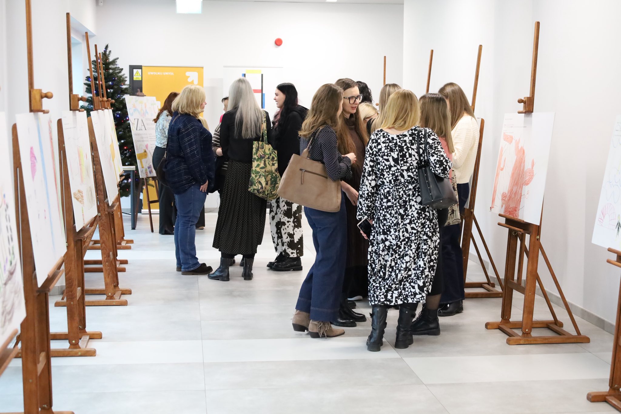 Zapatrzeni – zasłuchani – zaczytani: Dziecięce strategie uczenia się przez zdziwienie