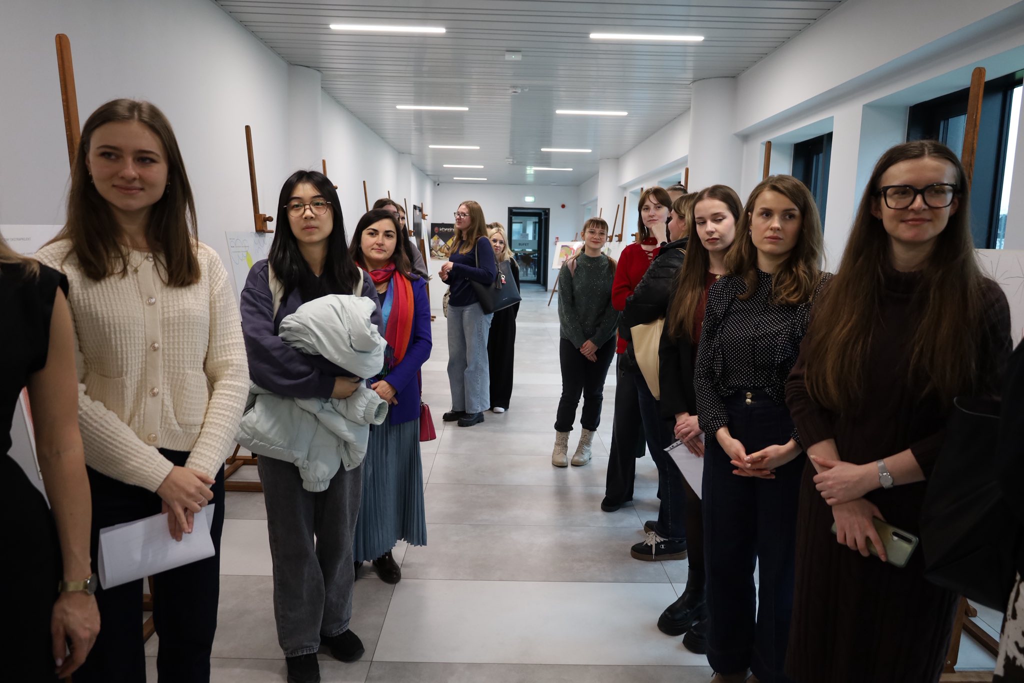 Zapatrzeni – zasłuchani – zaczytani: Dziecięce strategie uczenia się przez zdziwienie