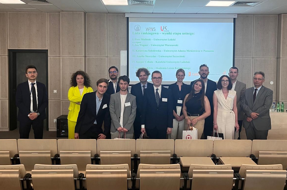 Grupa studentów i wykładowców