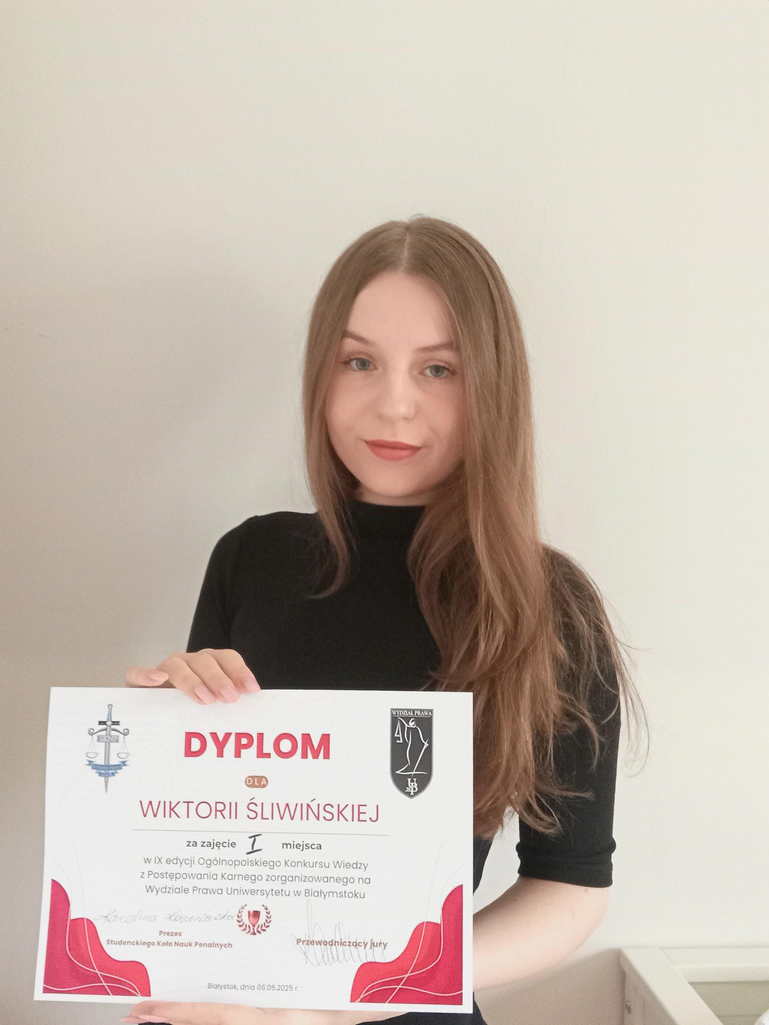 Studentka trzymająca dyplom