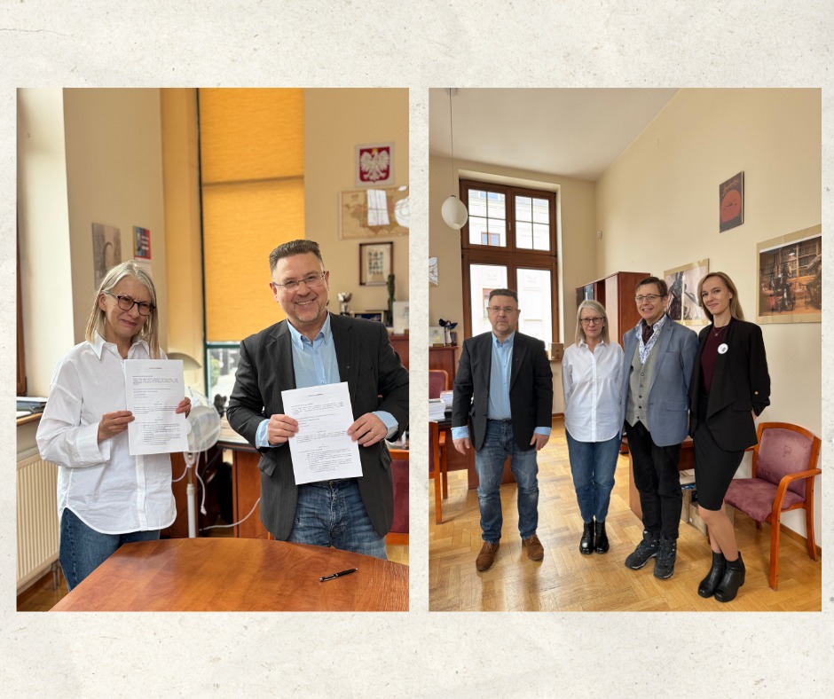 Dwuczęściowa fotografia dokumentująca podpisanie porozumienia o współpracy pomiędzy Biblioteką Miejską w Łodzi a Wydziałem Studiów Międzynarodowych i Politologicznych Uniwersytetu Łódzkiego. Na pierwszym zdjęciu widoczni są Dyrektor BMwŁ Bożena Orczykowska oraz Dziekan WSMiP UŁ prof. Ryszard Machnikowski, trzymający podpisane dokumenty. Na drugim zdjęciu pięć osób, w tym sygnatariusze umowy, pozuje wspólnie w tym samym pomieszczeniu, w oficjalnej atmosferze. Tło stanowią elementy wystroju biurowego, w tym godło Polski, obrazy i meble Dwuczęściowa fotografia dokumentująca podpisanie porozumienia o współpracy pomiędzy Biblioteką Miejską w Łodzi a Wydziałem Studiów Międzynarodowych i Politologicznych Uniwersytetu Łódzkiego. Na pierwszym zdjęciu widoczni są Dyrektor BMwŁ Bożena Orczykowska oraz Dziekan WSMiP UŁ prof. Ryszard Machnikowski, trzymający podpisane dokumenty. Na drugim zdjęciu pięć osób, w tym sygnatariusze umowy, pozuje wspólnie w tym samym pomieszczeniu, w oficjalnej atmosferze. Tło stanowią elementy wystroju biurowego, w tym godło Polski, obrazy i meble