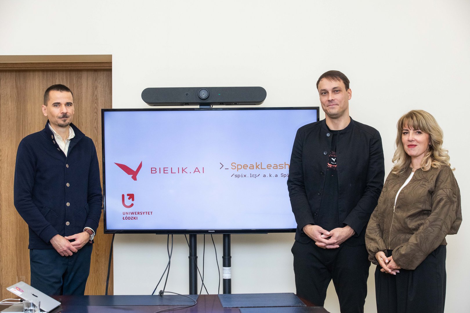 Prorektor ds. popularyzacji nauki i kształcenia, dr hab. Krzysztof Pabis, prof. UŁ wraz z Maciejem Szymański z Fundacji SpeakLeash oraz reprezentująca obie instytucje dr hab. Anita Ciesielska, prof. UŁ z Wydziału Biologii i Ochrony Środowiska UŁ Prorektor ds. popularyzacji nauki i kształcenia, dr hab. Krzysztof Pabis, prof. UŁ wraz z Maciejem Szymański z Fundacji SpeakLeash oraz reprezentująca obie instytucje dr hab. Anita Ciesielska, prof. UŁ z Wydziału Biologii i Ochrony Środowiska UŁ