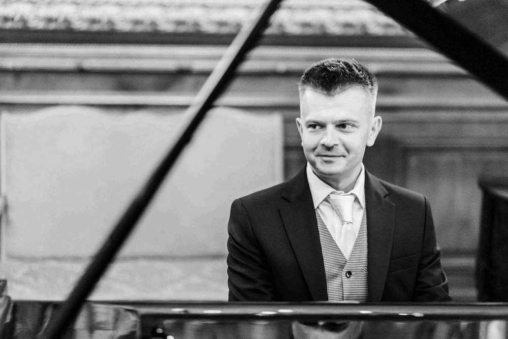 Portret pianisty Pawła Cłapińskiego