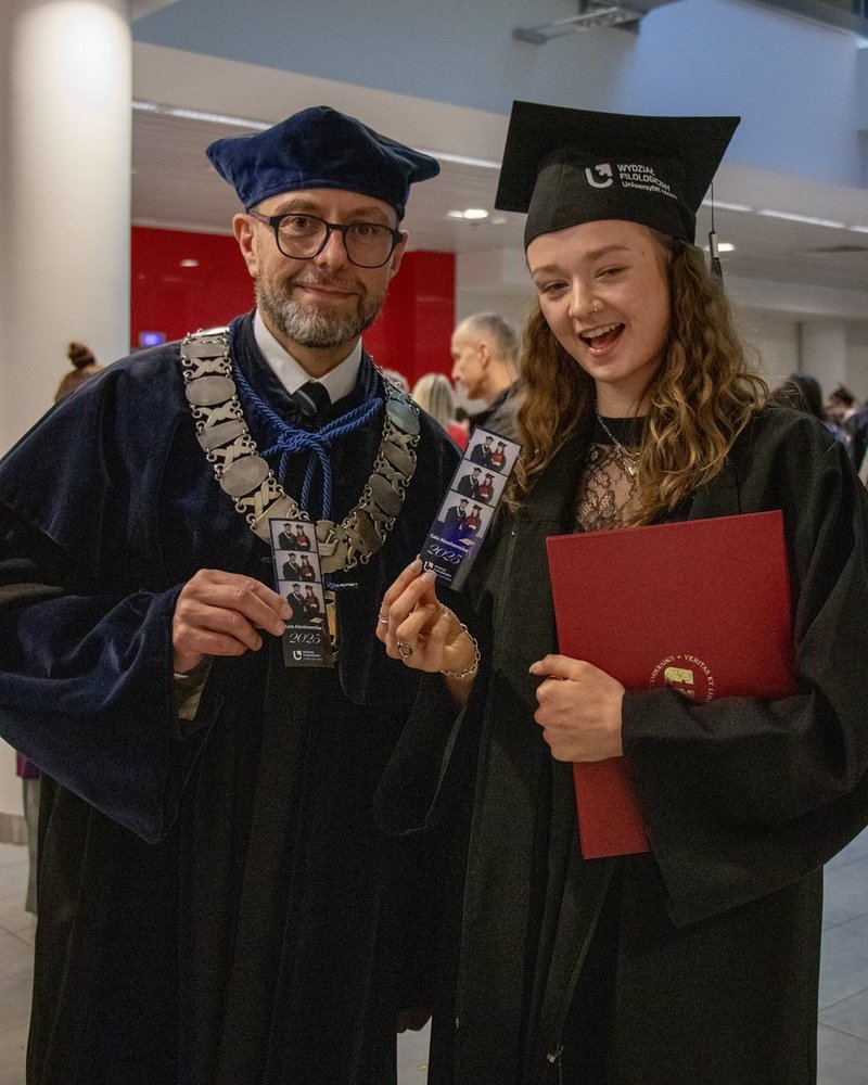 Dziekan z absolwentką