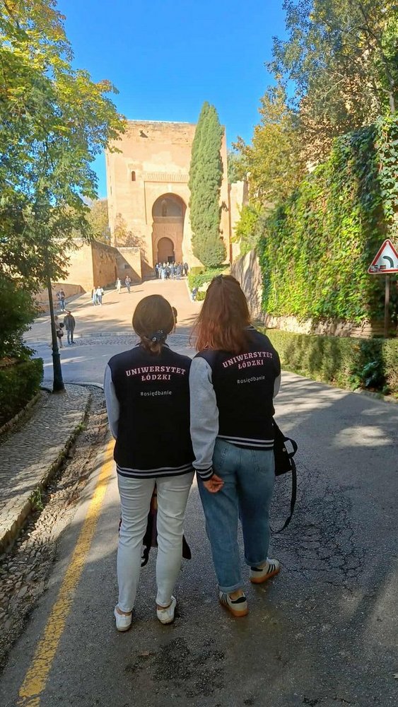 Zdjęcie pracowniczek reprezentujących CWiD UŁ na kongresie CUID w Grenadzie. Uczestniczki są w bluzach z napisem "Uniwersytet Łódzki, osiędbanie"