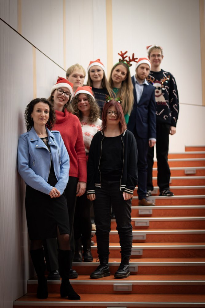 członkowie Koła Naukowego Językoznawców z opiekunką