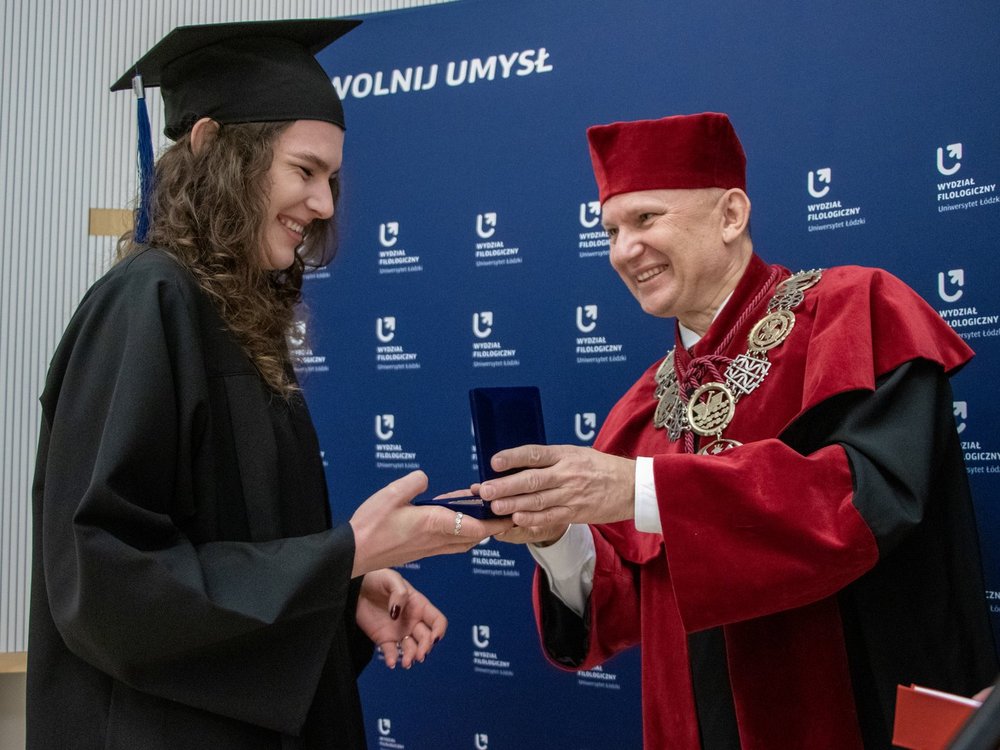 moment wręczenia Medali za Chlubne Studia