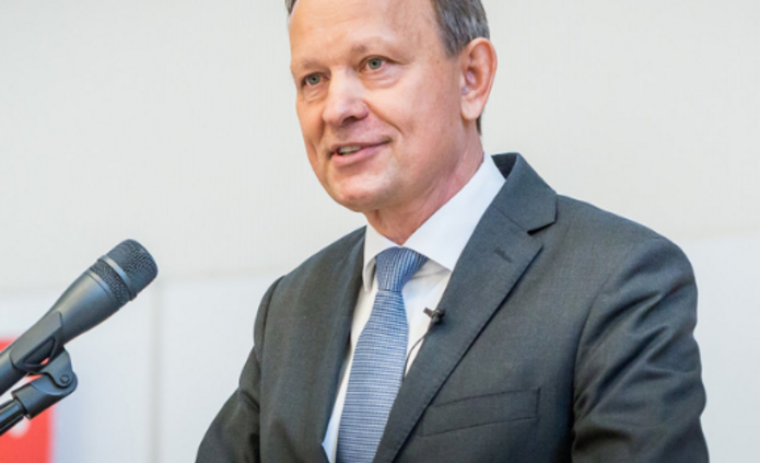 mężczyzna w garniturze na jasnym tle