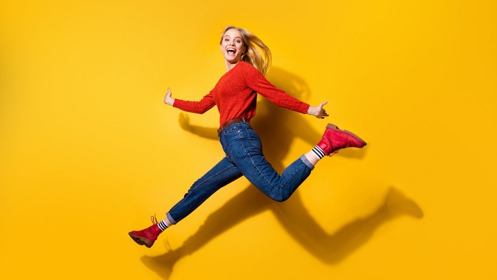 Uśmiechnięta studentka na żółtym tle