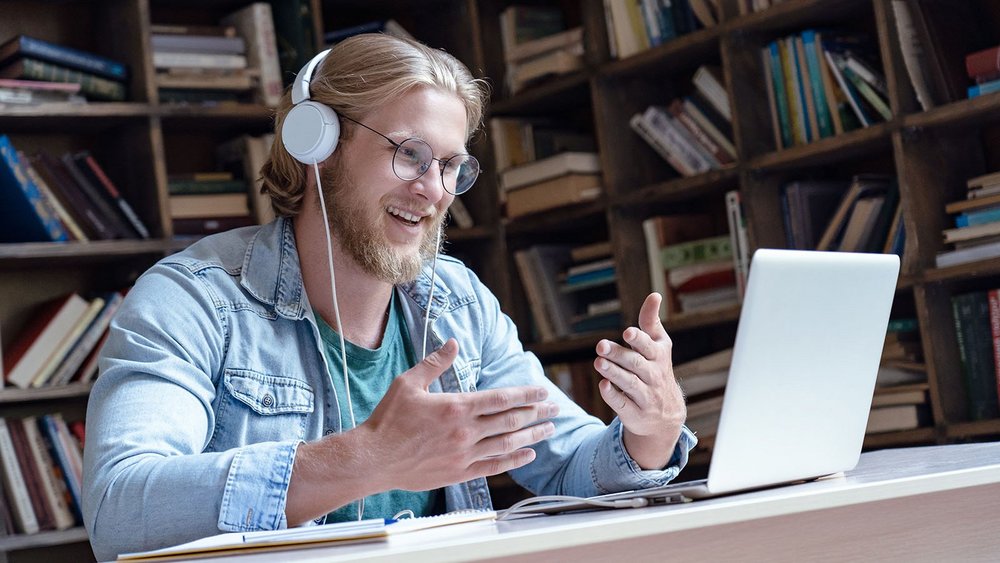 osoba studiująca podczas zajęć online