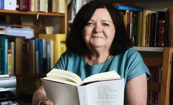 Kobieta trzymająca książkę