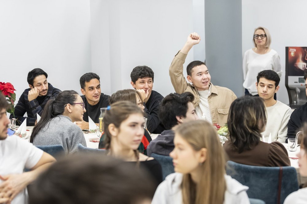 Osoby studiujące z zagranicy, które wzięły udział w obiadach świątecznych UŁ