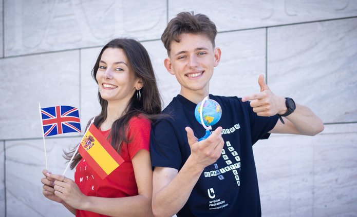 studenci z globusem i flagą