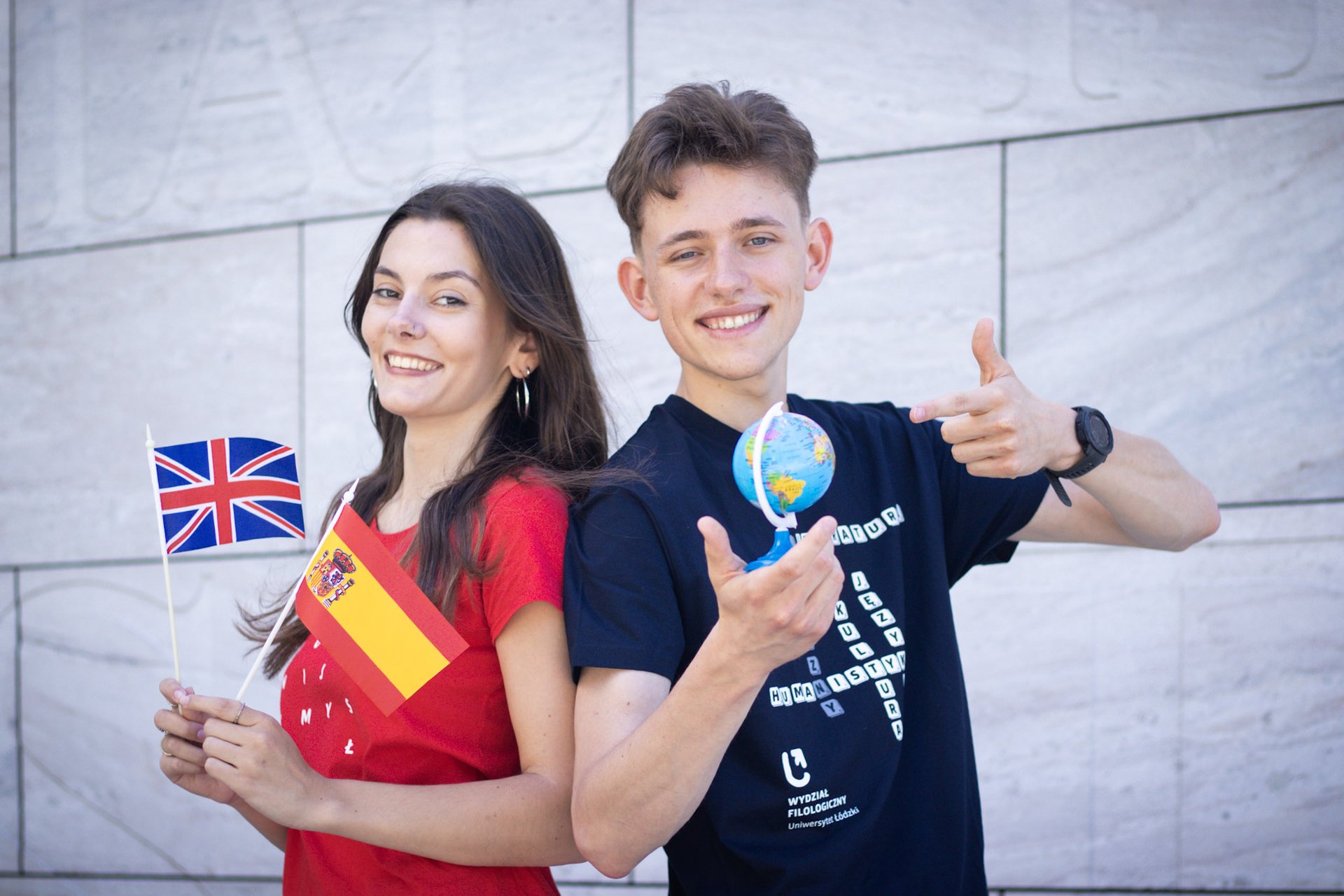 studenci z globusem i flagą