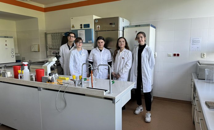 Członkowie Studenckiego Koła Naukowego "SKN Bio-Mik" w pracowni laboratoryjnej.