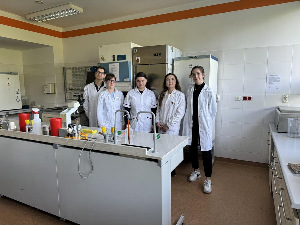 Członkowie Studenckiego Koła Naukowego "SKN Bio-Mik" w pracowni laboratoryjnej.