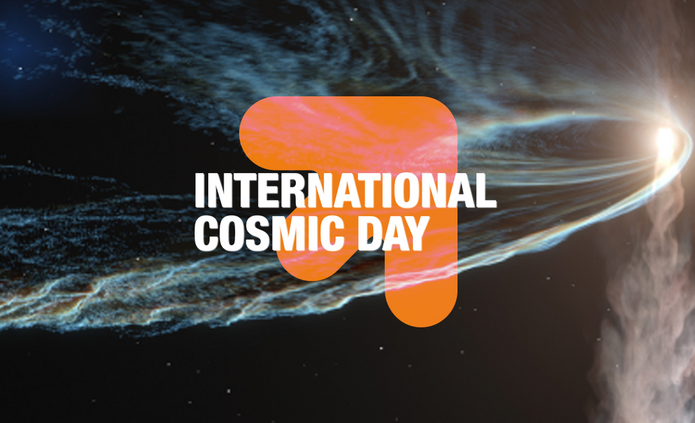 Grafika promująca International Cosmic Day – na tle kosmicznej smugi energii i gwiazd widoczny jest pomarańczowy znak graficzny oraz biały napis „International Cosmic Day”.