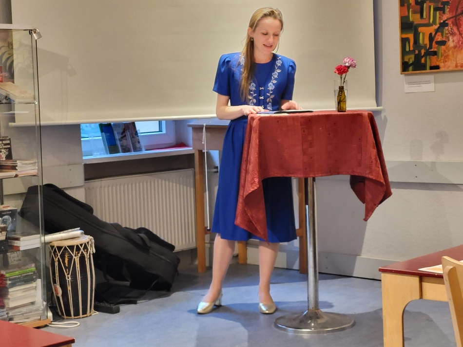 Na zdjęciu dr Maria Eleonora Hebisz w trakcie wykładu, który towarzyszył otwarciu wystawy jej malarstwa Begegnungen zwischen Hebisz und Peru. Wernisaż odbył się 13 maja 2023 roku w berlińskim centrum kulturalno-oświatowym TREFF International w Neukölln w ramach zaproszenia ze strony Peruwiańskiego Stowarzyszenia Akademickiego w Berlinie (Sociedad Academica Peruana e.V.) oraz Solidarität International e.V.