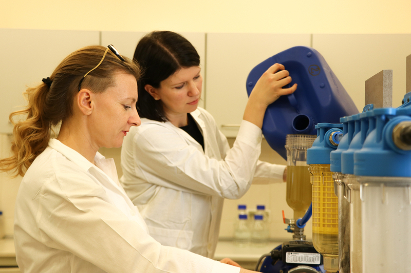 Dr Justyna Nawrocka i mgr inż. Urszula Świercz-Pietrasiak z Katedry Fizjologii i Biochemii Roślin przy prototypie samodzielnie skonstruowanego, podciśnieniowego układu przepływowego podczyszczającego odpady płynne