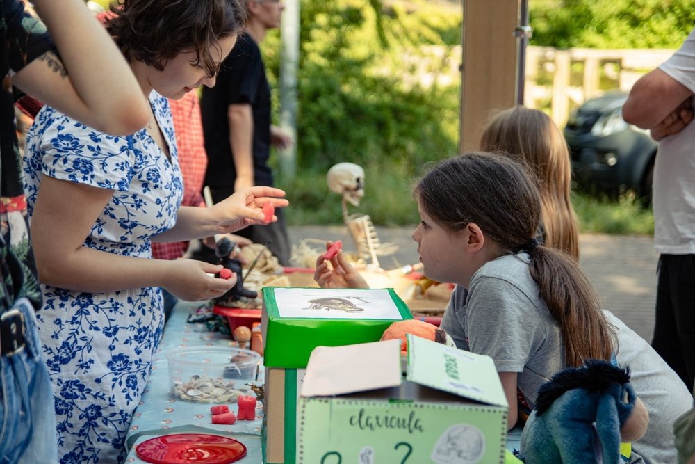 Członkowie koła i odwiedzający przy stoisku