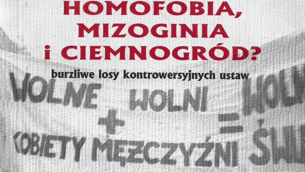 Szare tło a na nim napis: homofobia, mizoginia i ciemnogród