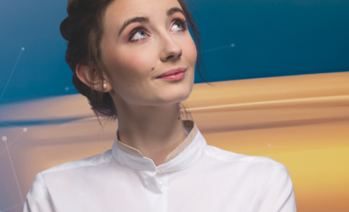 kolorowe zdjęcie przedstawiające uśmiechniętą młodą kobietę