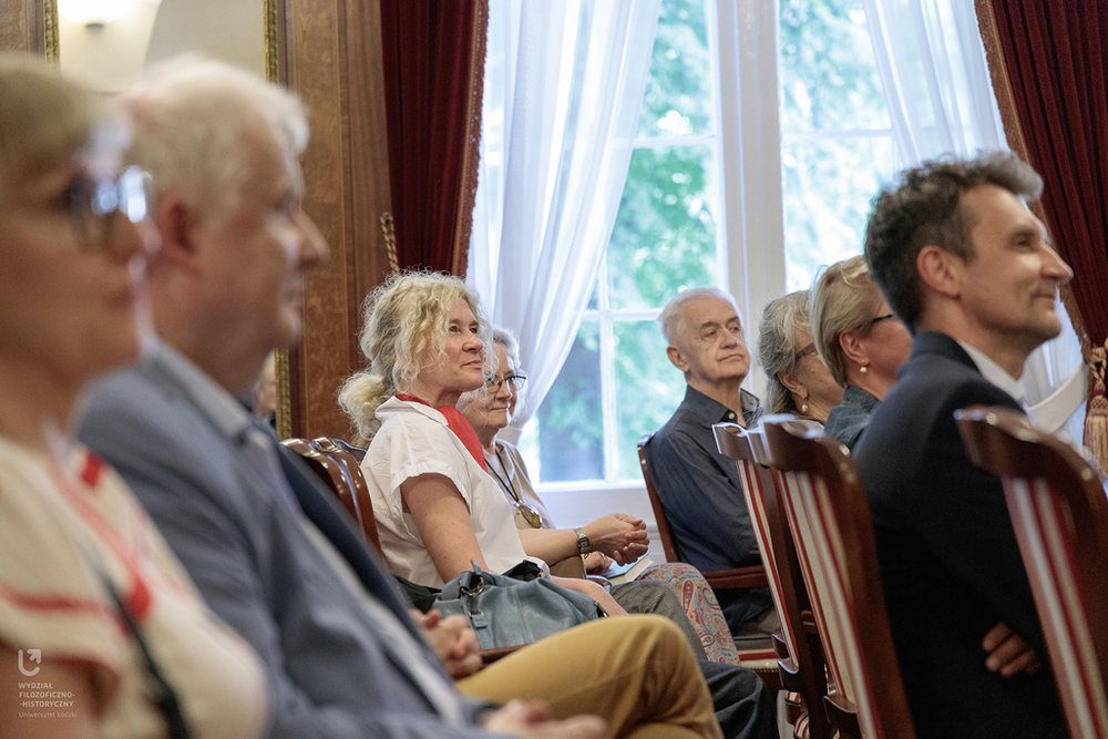 Zdjęcie osób siedzących na krzesłach 