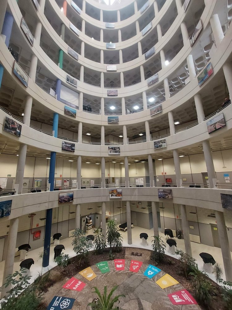 Wnętrze budynku, w którym odbywała się kongres