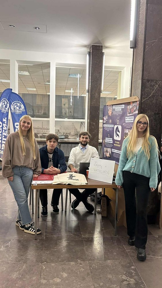 Członkowie SKN Stratolog podczas targów