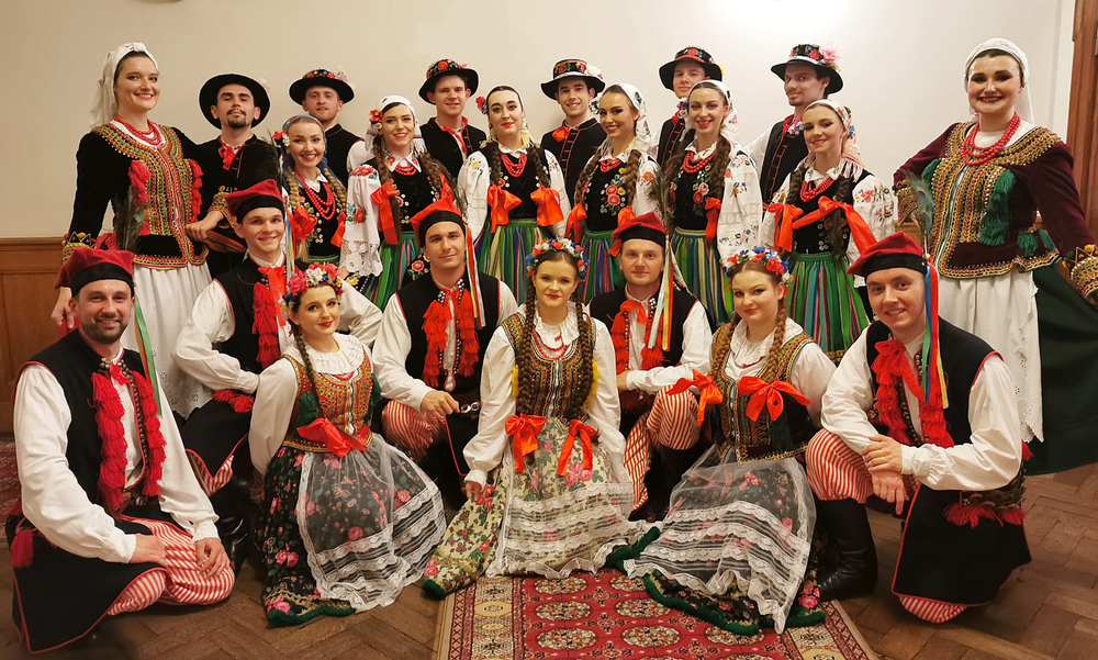 grupa ludzi w strojach ludowych
