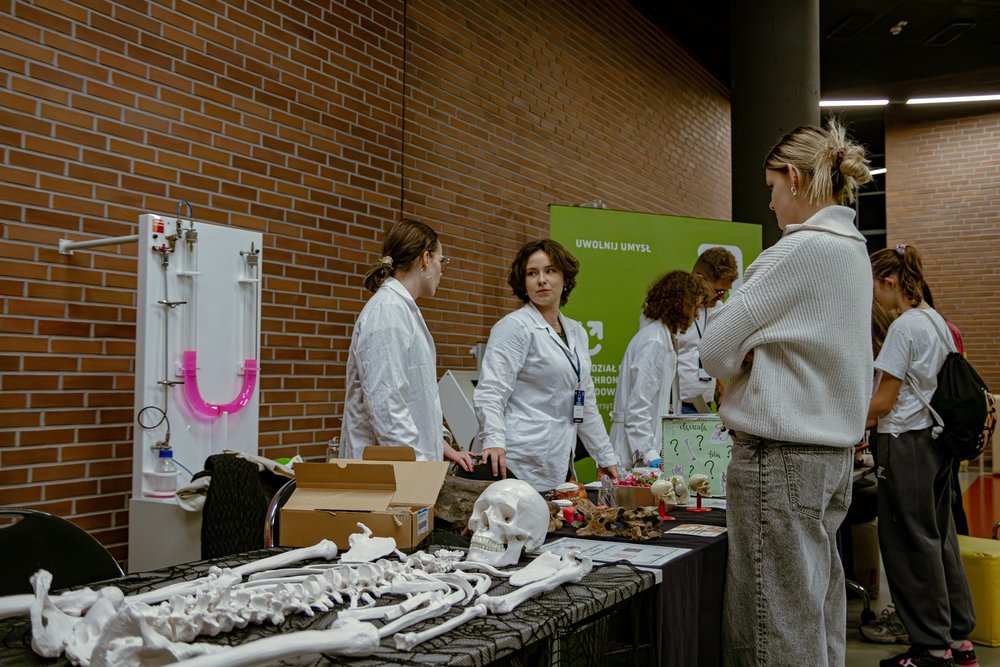 Członkowie koła przy stoisku