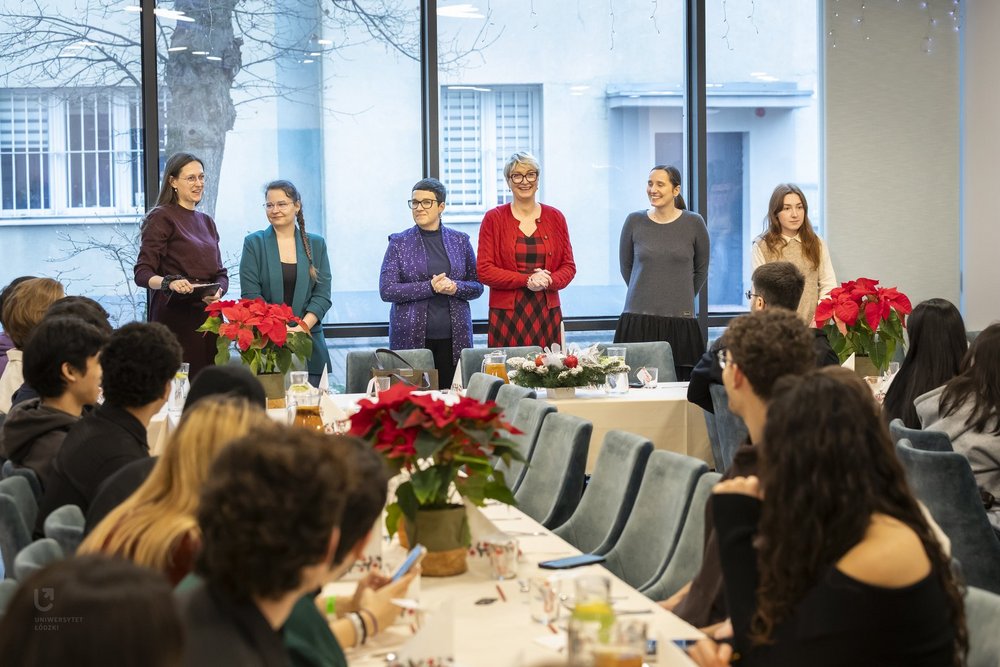 Prof. Katarzyna de Lazari-Radek i osoby pracujące z UniLodz, Centrum Dialogu im. Marka Edelmana i osoby studiujące z zagranicy, które wzięły udział w obiadach świątecznych UŁ
