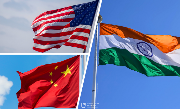W lewym górnym rogu flaga USA, w lewym dolnym rogu flaga Chin, a w po prawej stronie flaga Indii
