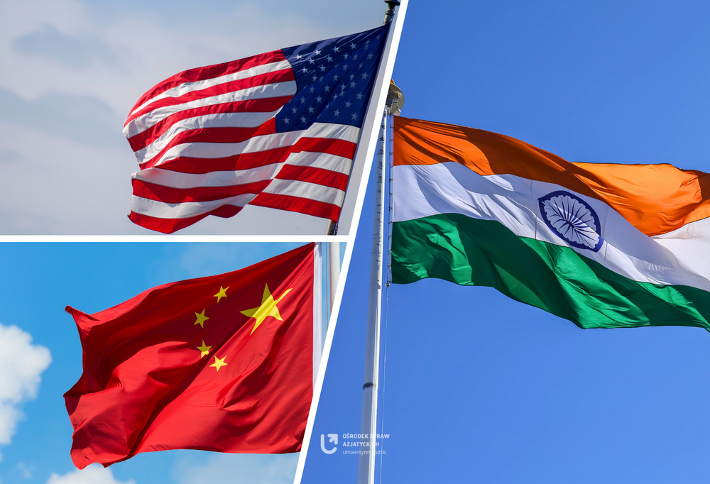 W lewym górnym rogu flaga USA, w lewym dolnym rogu flaga Chin, a w po prawej stronie flaga Indii