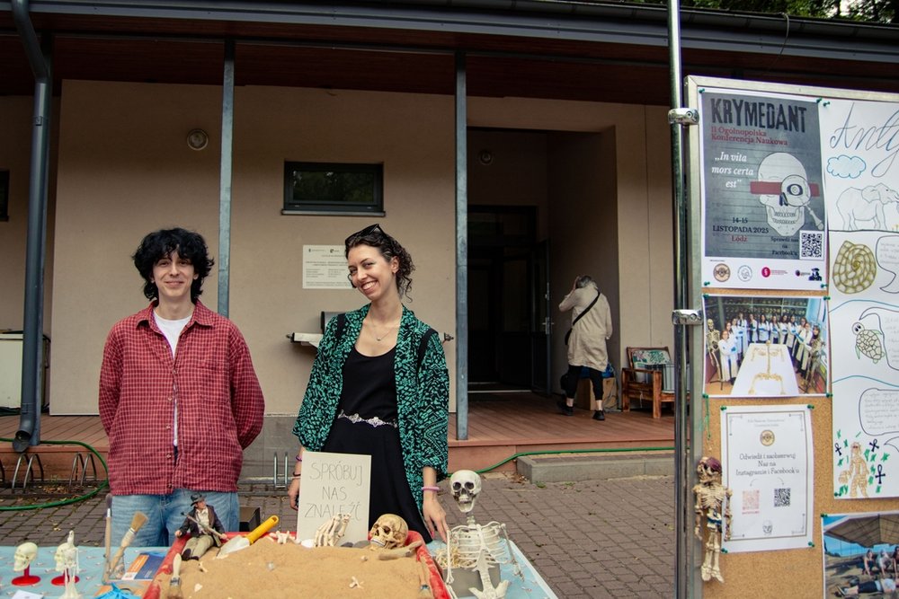 Członkowie koła przy stoisku