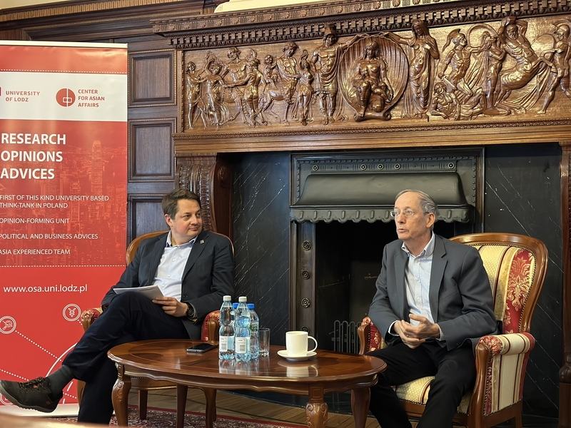Dwóch prelegentów podczas seminarium w sali kominkowej pałacu Bidermanna/Two speakers during a seminar in the fireplace room of the Bidermann Palace