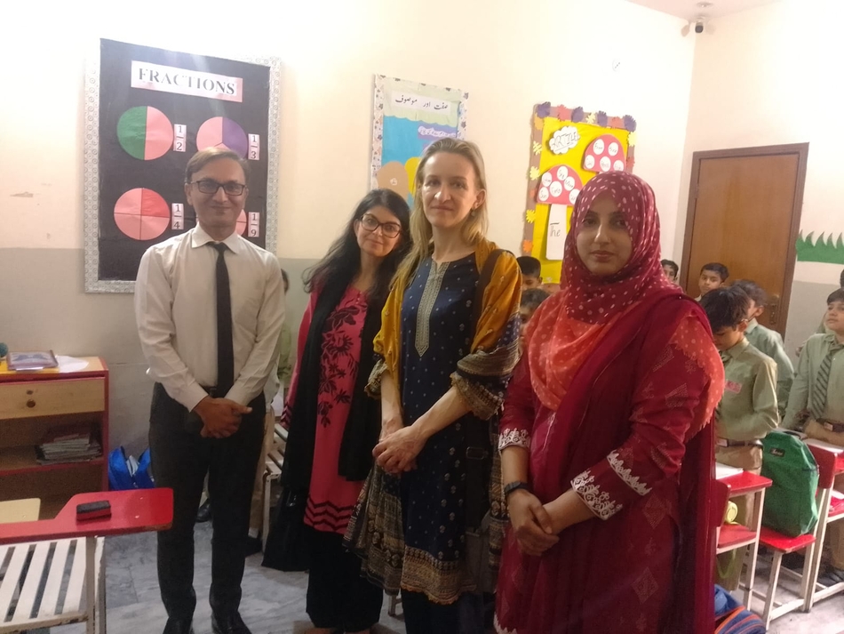 wywiady z nauczycielami i uczniami w szkole podstawowej The Smart School w Lahaur, od lewej: Naveed Choudry, dyrektor szkoły, dr Maria Eleonora Hebisz oraz mgr Anna Sumowska. 