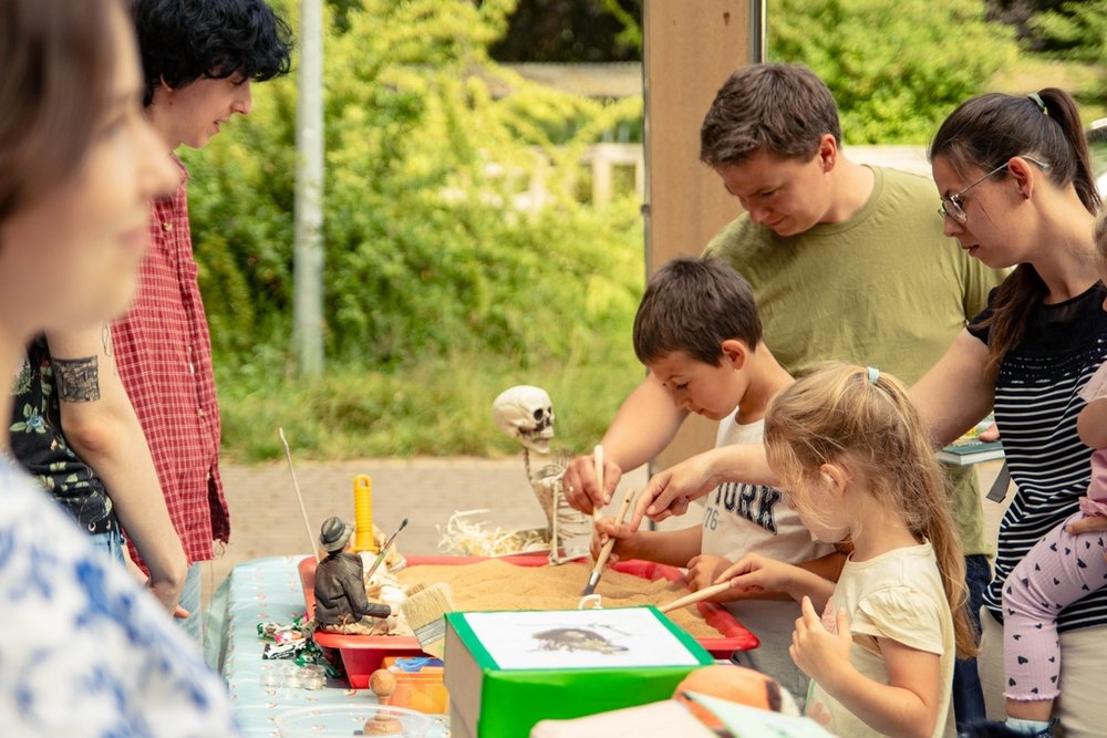 odwiedzający przy stoisku