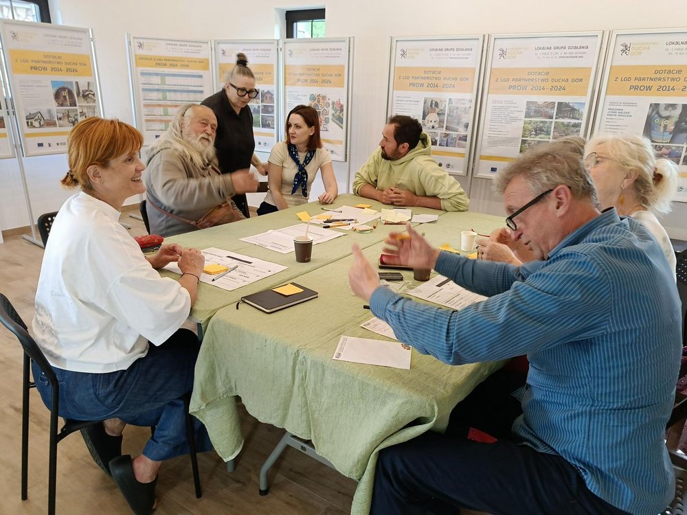 grupa osób siedzących wokół stołu