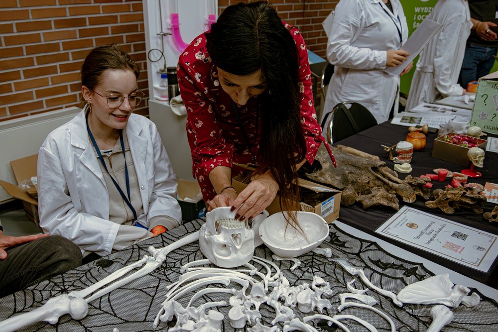 Osoby przy odelu kości