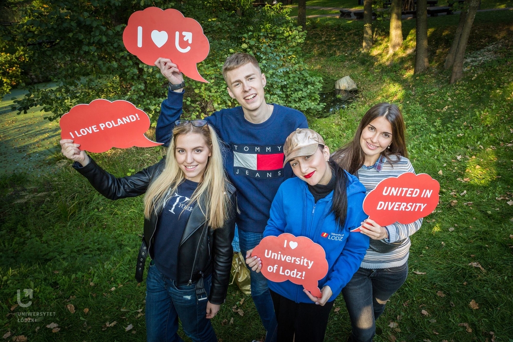 Fotografia przedstawiająca studentów z programu ERASMUS+