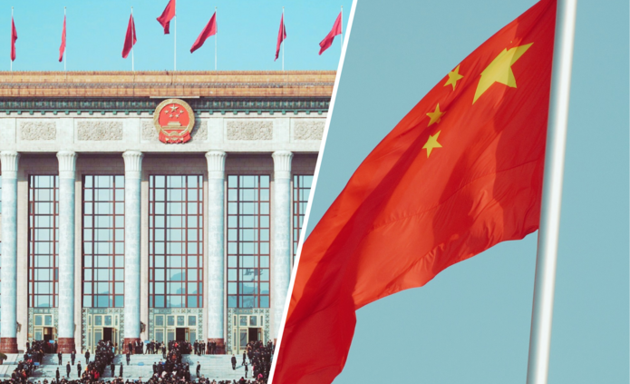 Po lewej stronie chiński budynek rządowy, a po prawej stronie flaga Chin/Chinese government building on the left and the flag of China on the right